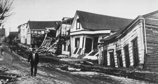 Rumah di Valdivia, Cile, hancur akibat gempa tahun 1960.