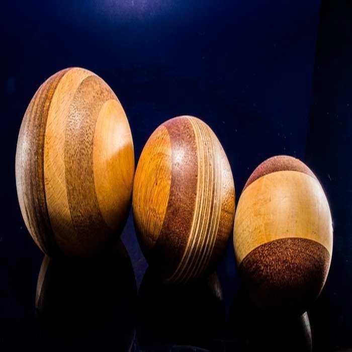 Seniman dapat menggunakan kayu sebagai bahan pembuatan pahatan