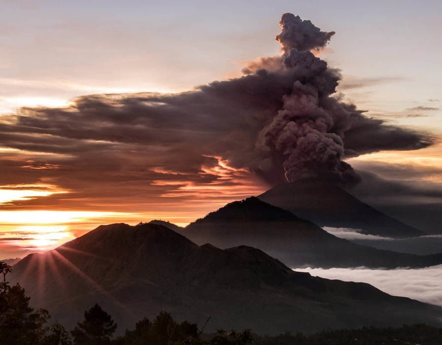 Gunung Agung terlihat seperti asap asap dan abu di Bali, Indonesia