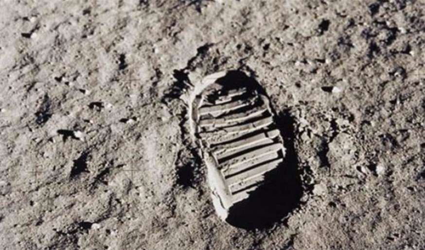 Astronaut Buzz Aldrin mengambil foto ini dari sebuah cetakan kaki di planet Bulan pada tahun 1969