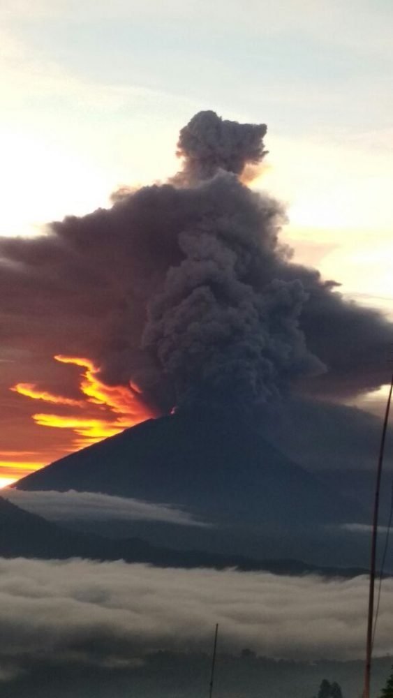 Erupsi Gunung Agung difoto dari sektor timur di Desa Batur Kintamani