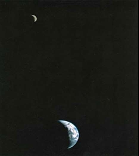 Foto pertama bumi dan bulan
