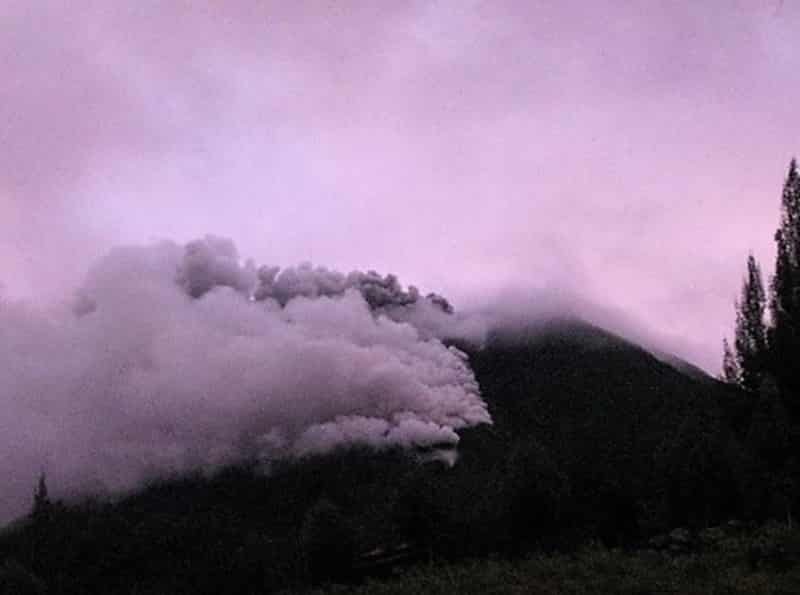 Letusan Gunung Sinabung 23 Oktober 2013 dilihat dari Lau Kawar