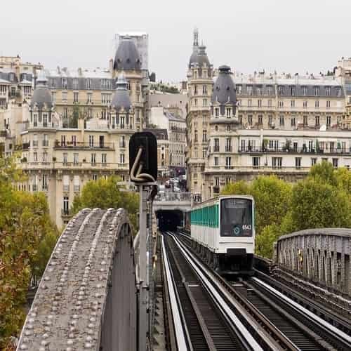 Paris metro pont de Bir Hakeim