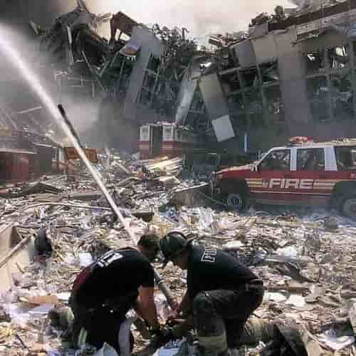 Pemadaman kebakaran pasca serangan teroris 11 September 2001 WTC NYC