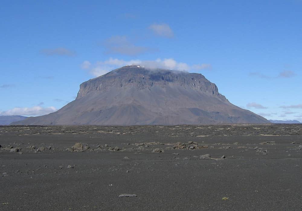 Gunung api yang berbentuk kerucut dengan lereng curam dan hampir simetris, merupakan tipe gunung api