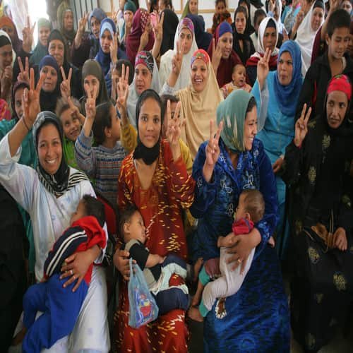 Wanita mengangkat tangan mereka dalam tanda 'perdamaian' yang populer secara universal, selama sesi tentang bahaya sunat wanita (FGM), di Alexandria, Mesir