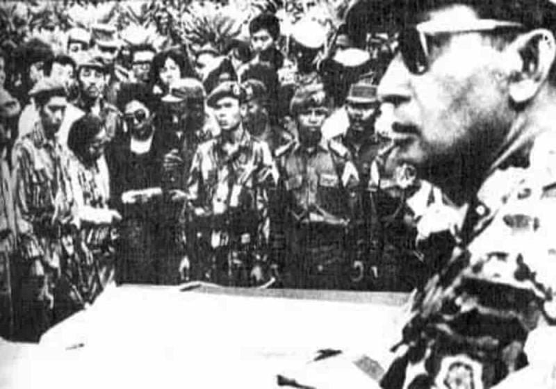 Sejarah G30S PKI - Soeharto MenghaDiri Pemakaman JenDral G30spki 800x560