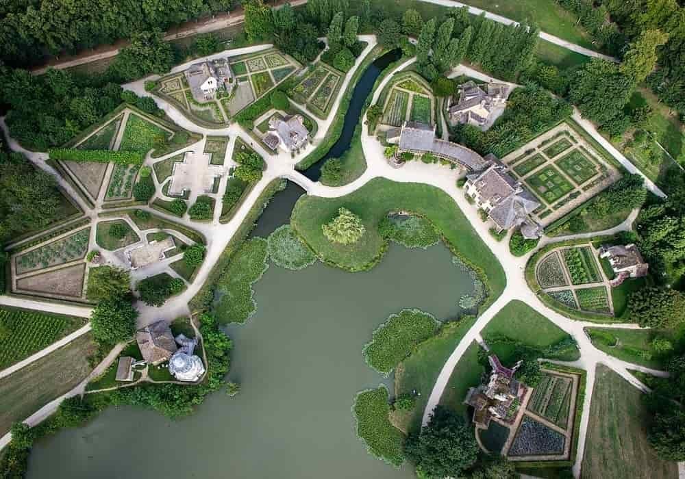 Pemandangan udara dusun ratu, Domain Versailles, Prancis