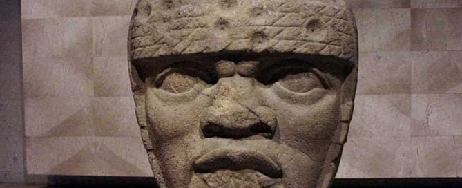 Kepala raksasa perabadan Olmek. Monumen San Lorenzo 3 (juga dikenal sebagai Colossal Head 3). Tinggi: 178cm. Museum Antropologi Xalapa