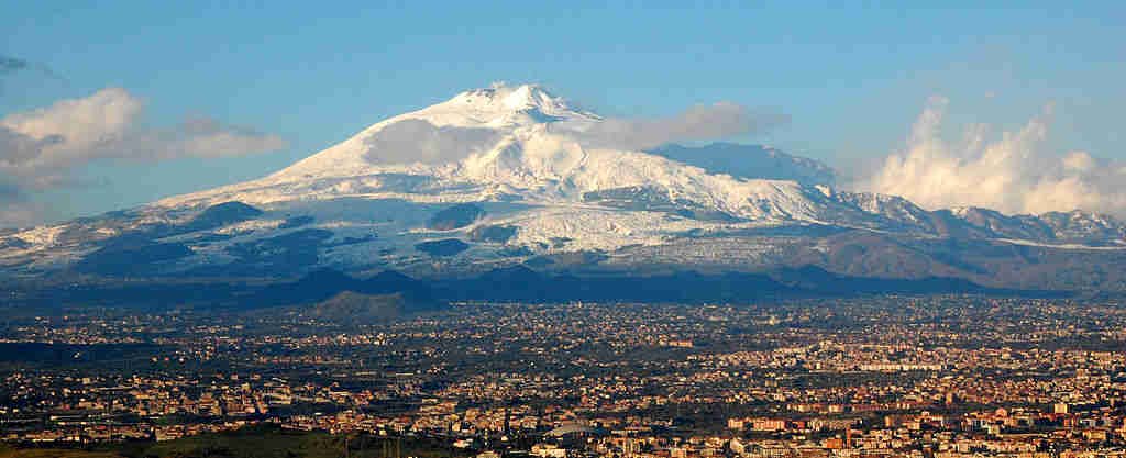 Ski di gunung berapi aktif Etna